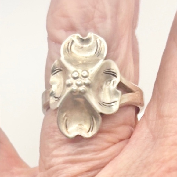 Size 7 Sterling Silver dogwood flower ring - Picture 4 of 5